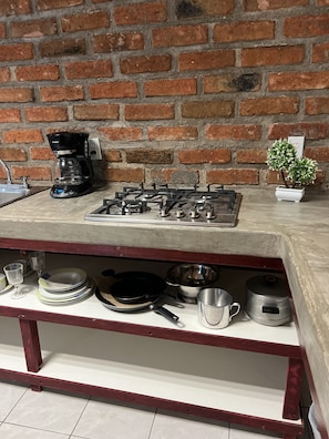 Réfrigérateur, micro-ondes, plaque de cuisson, cafetière/bouilloire