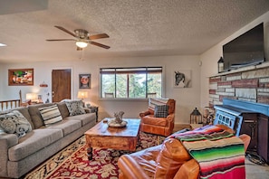 TV, fireplace, books - Bike, Hike & Unwind: Tranquil Payson Getaway! (Payson)
