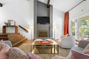 Smart TV, caminetto, libri, impianto stereo