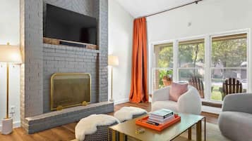 Smart TV, chimenea, libros y estéreo