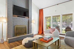 Smart TV, fireplace, books, stereo - Rock House Retreat w/hot tub and fireplace. Pet Friendly! (Round Rock)