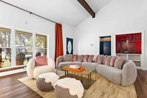 Smart TV, fireplace, books, stereo - Rock House Retreat w/hot tub and fireplace. Pet Friendly! (Round Rock)