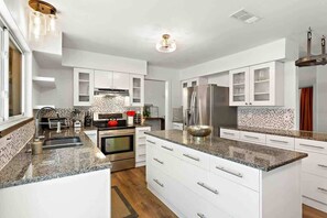 Frigorifero, microonde, forno, piano cottura