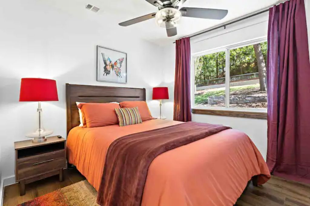 3 bedrooms, desk, iron/ironing board, travel crib