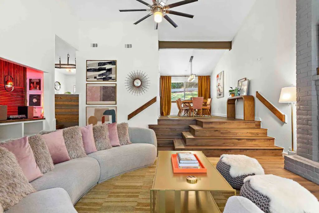 Smart TV, chimenea, libros y estéreo 