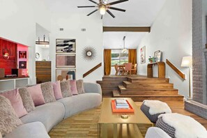 Smart TV, fireplace, books, stereo - Rock House Retreat w/hot tub and fireplace. Pet Friendly! (Round Rock)