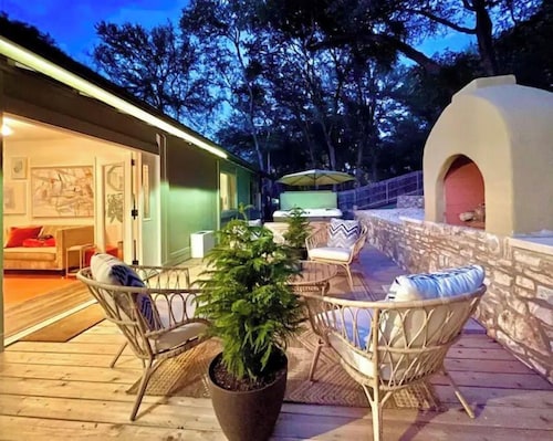 Rock House Retreat w/hot tub and fireplace. Pet Friendly!