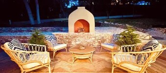 Rock House Retreat w/hot tub and fireplace. Pet Friendly!