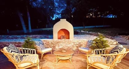 Rock House Retreat w/hot tub and fireplace. Pet Friendly!