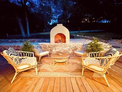 Rock House Retreat w/hot tub and fireplace. Pet Friendly!