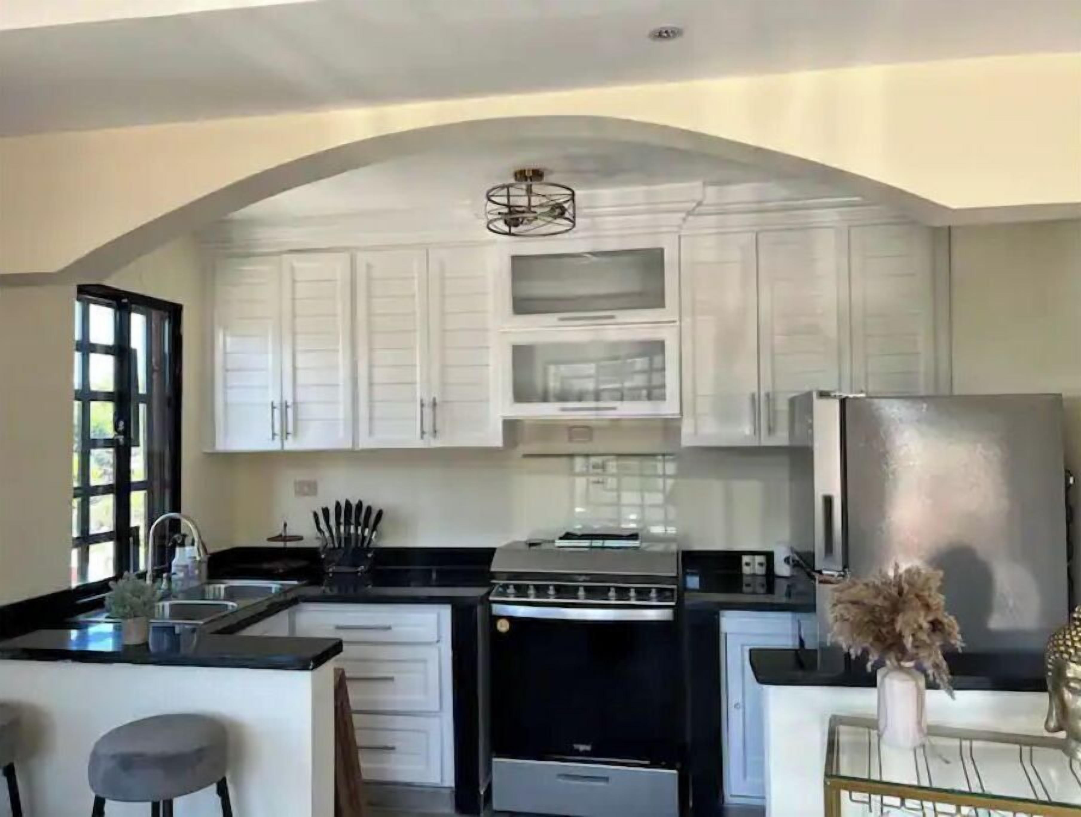 Fridge, oven, stovetop, coffee/tea maker