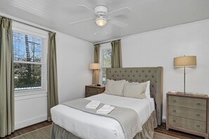 2 室のベッドルーム、デスク、アイロン / アイロン台、旅行用ベビーベッド