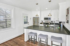 Kylskåp, mikrovågsugn, ugn och spishäll