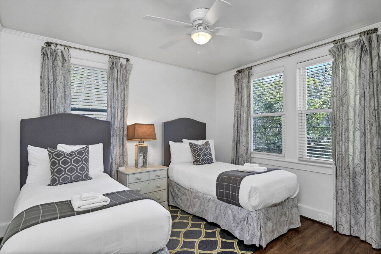 2 dormitorios, escritorio, tabla de planchar con plancha y cuna de viaje