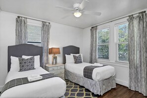 2 habitaciones, escritorio y tabla de planchar con plancha 