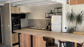 Frigorífico, microondas, horno y placa de cocina