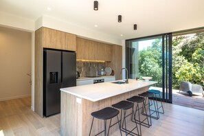 Fridge, microwave, oven, stovetop - Wavesong Whakaaio Onetangi | Be My Guest (Waiheke Island)