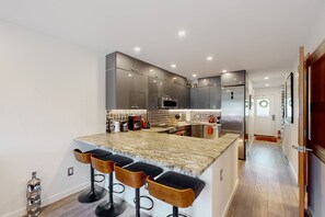 Frigorifero, microonde, forno, piano cottura