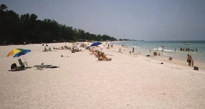 Villa-style condo with pool on the beach - Condo 1