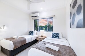 3 habitaciones, escritorio y tabla de planchar con plancha 