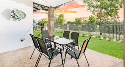 Zenhouse Bushland: Fenced Backyard ~ Near Hospital