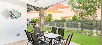 Zenhouse Bushland: Fenced Backyard ~ Near Hospital