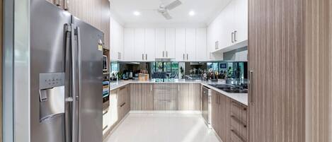 Frigorífic, microones, forn i placa de cuina