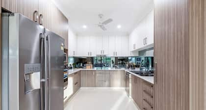 Zenhouse Bushland: Fenced Backyard ~ Near Hospital