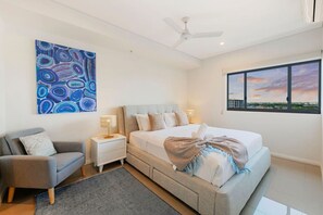 2 bedrooms, desk, iron/ironing board, travel crib - ZEN At ARRAY: 2BR Retreat in CBD (Darwin City)
