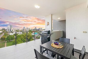 Outdoor dining - ZEN At ARRAY: 2BR Retreat in CBD (Darwin City)