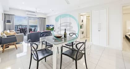 Beachfront Haven: Sea View ~ Pool ~ Outdoor Dining