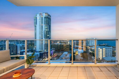 Reef-side Splendor: City Vistas ~ Pool ~ Workspace