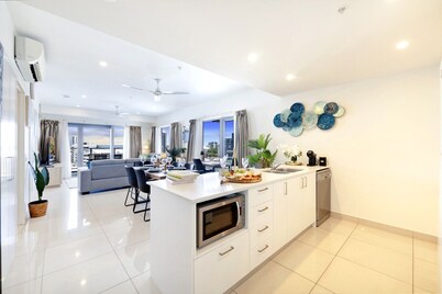 Reef-side Splendor: City Vistas ~ Pool ~ Workspace