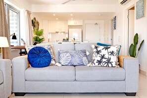 TV - Reef-side Splendor: City Vistas ~ Pool ~ Workspace (Darwin City)