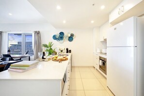Refrigerador, cafetera/tetera, silla alta para bebés