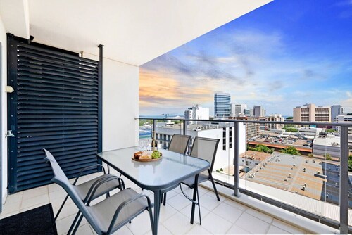 Reef-side Splendor: City Vistas ~ Pool ~ Workspace