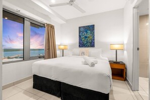Desk, iron/ironing board, travel crib, WiFi - Reef-side Splendor: City Vistas ~ Pool ~ Workspace (Darwin City)