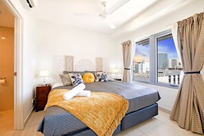 2 Schlafzimmer, Schreibtisch, Bügeleisen/Bügelbrett, Reisekinderbett