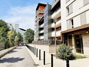 المنشأة من الخارج