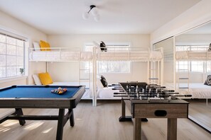 3 bedrooms, iron/ironing board, travel cot, free WiFi - Luxe Ski Getaway | Spa, Fire Pit, Pets, Crib, BBQ (Big Bear)