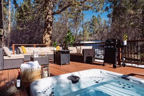 Outdoor spa tub - Luxe Ski Getaway | Spa, Fire Pit, Pets, Crib, BBQ (Big Bear)