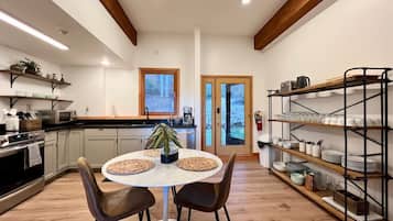 Mini-réfrigérateur, four à micro-ondes, cafetière-théière