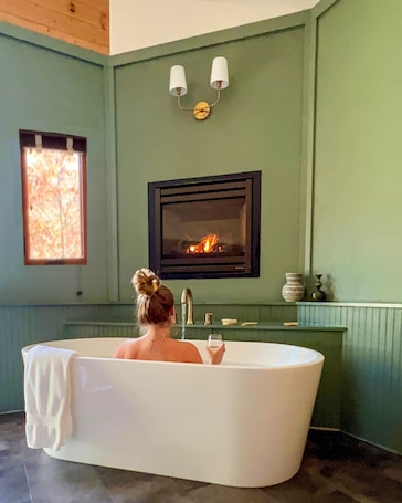 Premium bedding, desk, blackout drapes, iron/ironing board. Outland Chalet & Suites Great Smoky Mountains