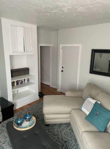 Lovely two bedroom apartment in Historic Trenton.