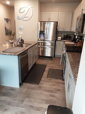 Refrigerador, microondas, horno y parrilla de estufa 