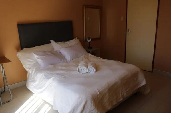 1 bedroom, desk, WiFi