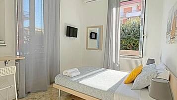 1 habitación, escritorio, tabla de planchar con plancha y wifi