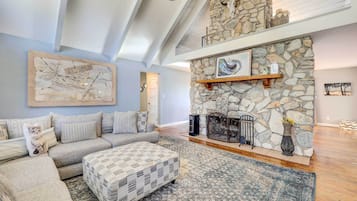 Fernseher, Kamin, DVD-Player, TischfuĂball