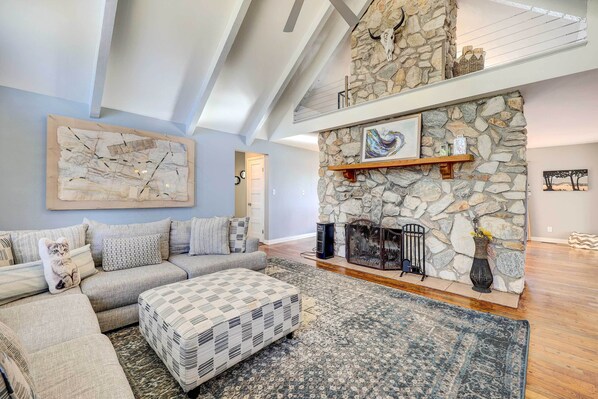 Fernseher, Kamin, DVD-Player, Tischfußball