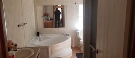 Douche, serviettes fournies, savon